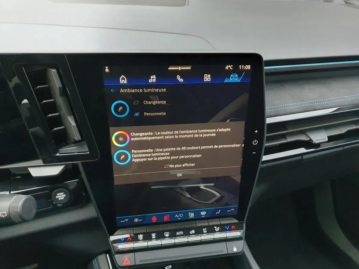 Écran tactile central du Renault Austral 2025 avec ambiance lumineuse personnalisable, planche de bord en Alcantara.