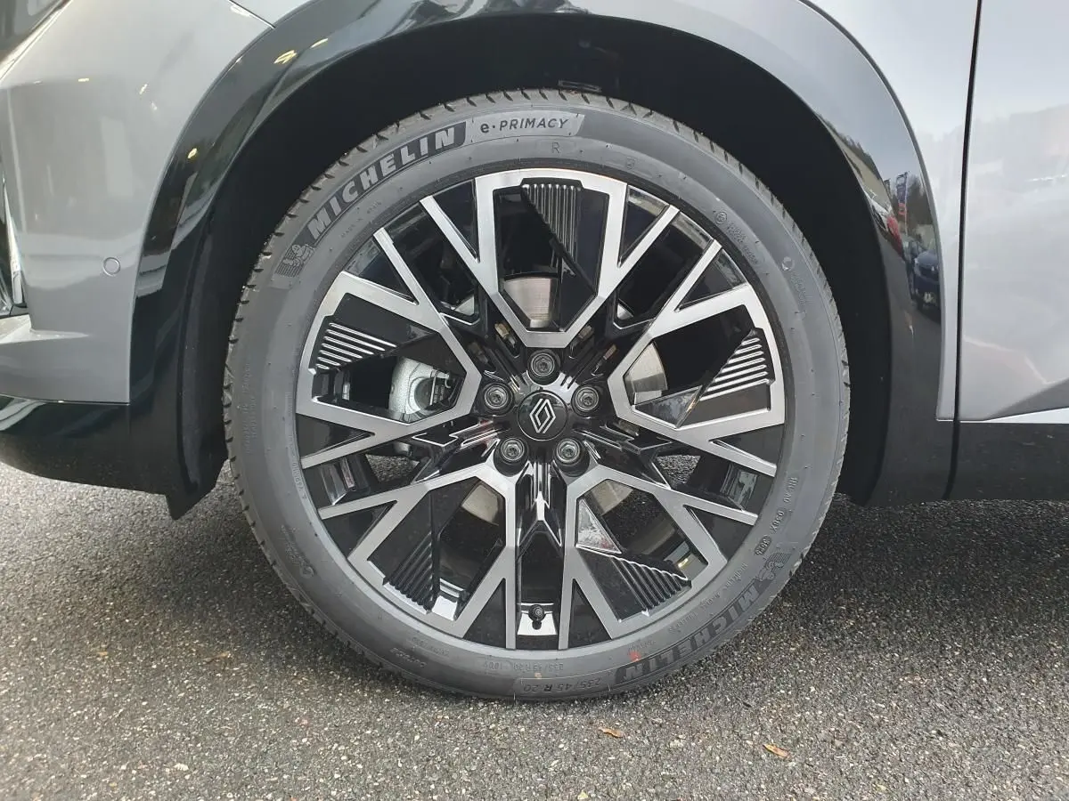 Gros plan sur la jante alliage 20” diamantée noir et gris du côté avant droit du Renault Austral gris schiste.