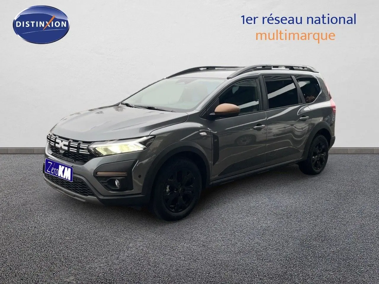 Vue 3/4 avant droite d'un Dacia Jogger gris schiste métallisé avec jantes noires et rétroviseurs couleur bronze.