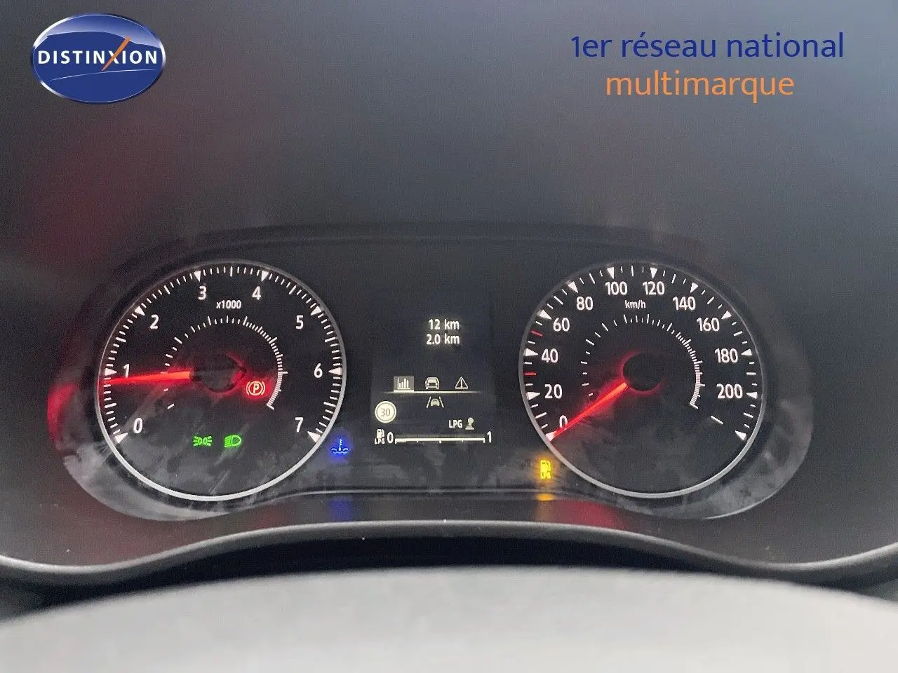 Tableau de bord du Dacia Jogger 2026, affichage des compteurs et indicateurs lumineux en vue frontale.