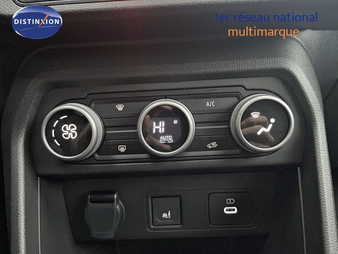 Vue rapprochée du tableau de bord de la Dacia Jogger 2026, montrant les commandes de climatisation et prises USB.