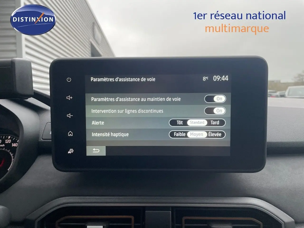 Vue intérieure centrée sur l'écran tactile du tableau de bord du Dacia Jogger gris schiste métal, affichant les paramètres d'assistance de voie.