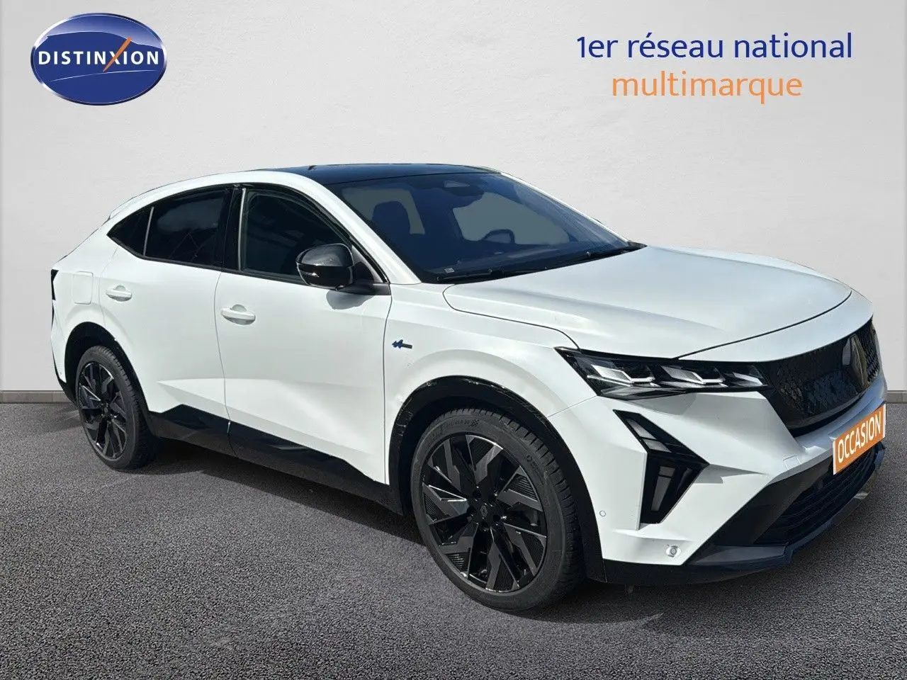 Renault Rafale 2024 blanc satin avec toit noir, vue 3/4 avant droit mettant en valeur ses jantes noires et son design sportif.