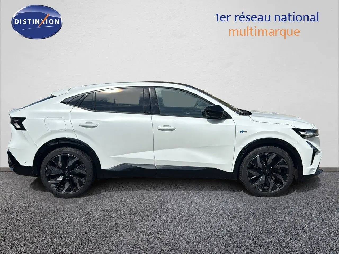 Profil droit du Renault Rafale 2024 blanc satin avec toit noir et jantes noires distinctives esprit Alpine.