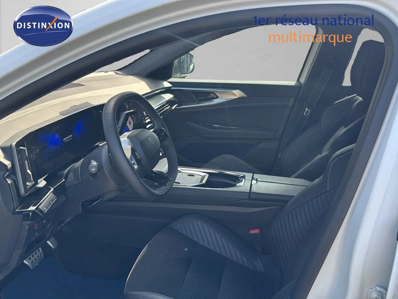 Intérieur avant droit du Renault Rafale blanc satin 2024 avec sièges noirs et tableau de bord numérique lumineux.