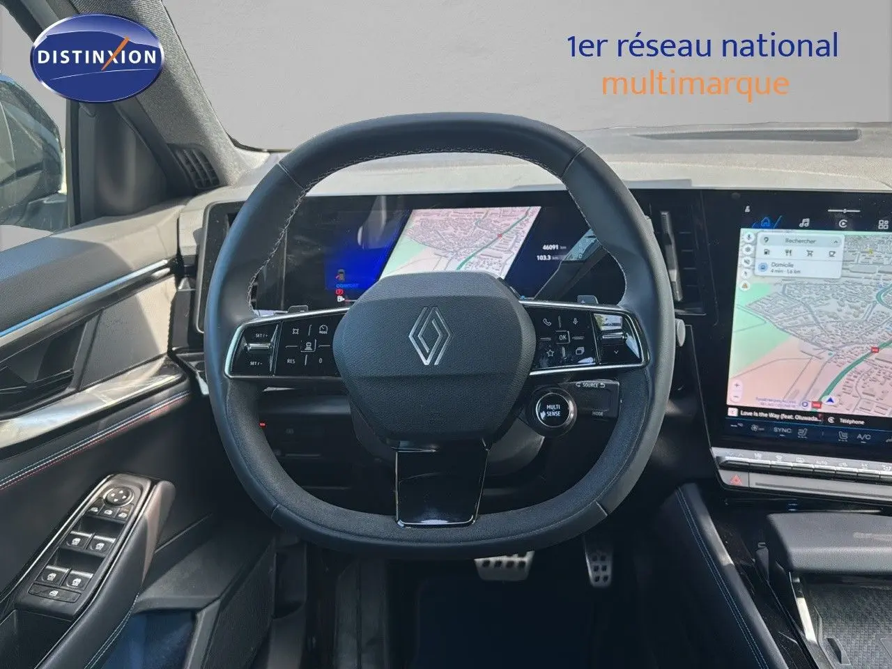 Vue intérieure centrée sur le volant noir de la Renault Rafale 2024 avec écran numérique et navigation affichée.