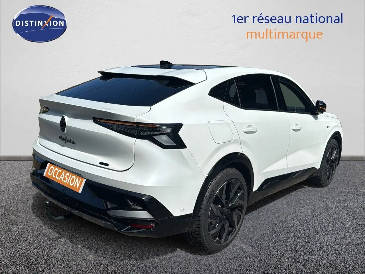 Vue 3/4 arrière droite d'une Renault Rafale 2024 blanc satin avec toit noir et attelage visible.