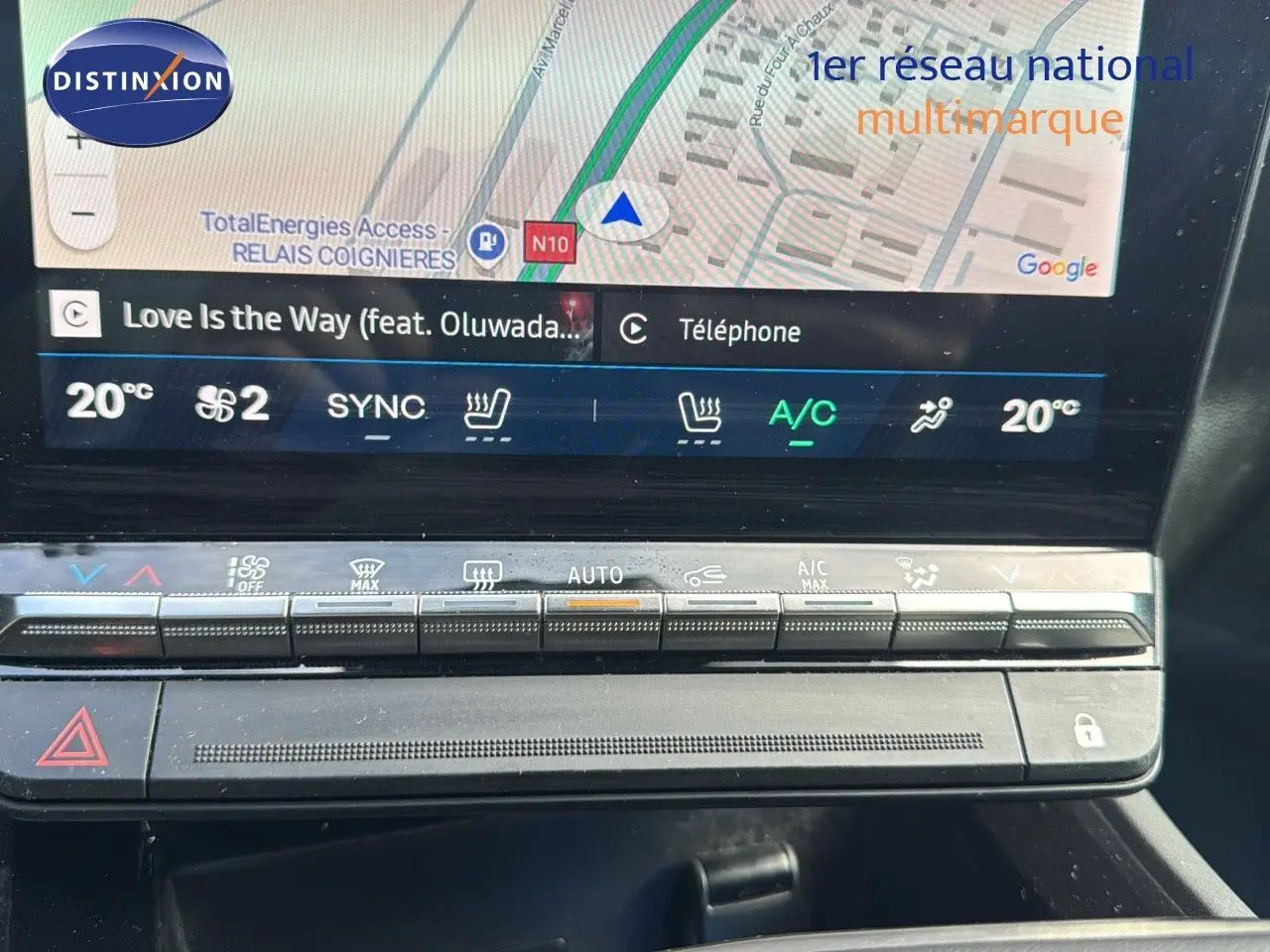 Vue rapprochée de l’écran tactile et des commandes de climatisation du Renault Rafale blanc satin avec toit noir.