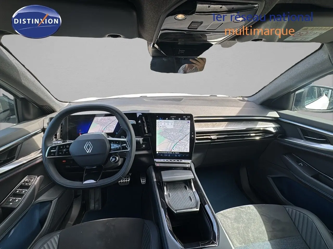 Intérieur moderne de Renault Rafale 2024, vue frontale du tableau de bord avec écran tactile central et volant multifonction.