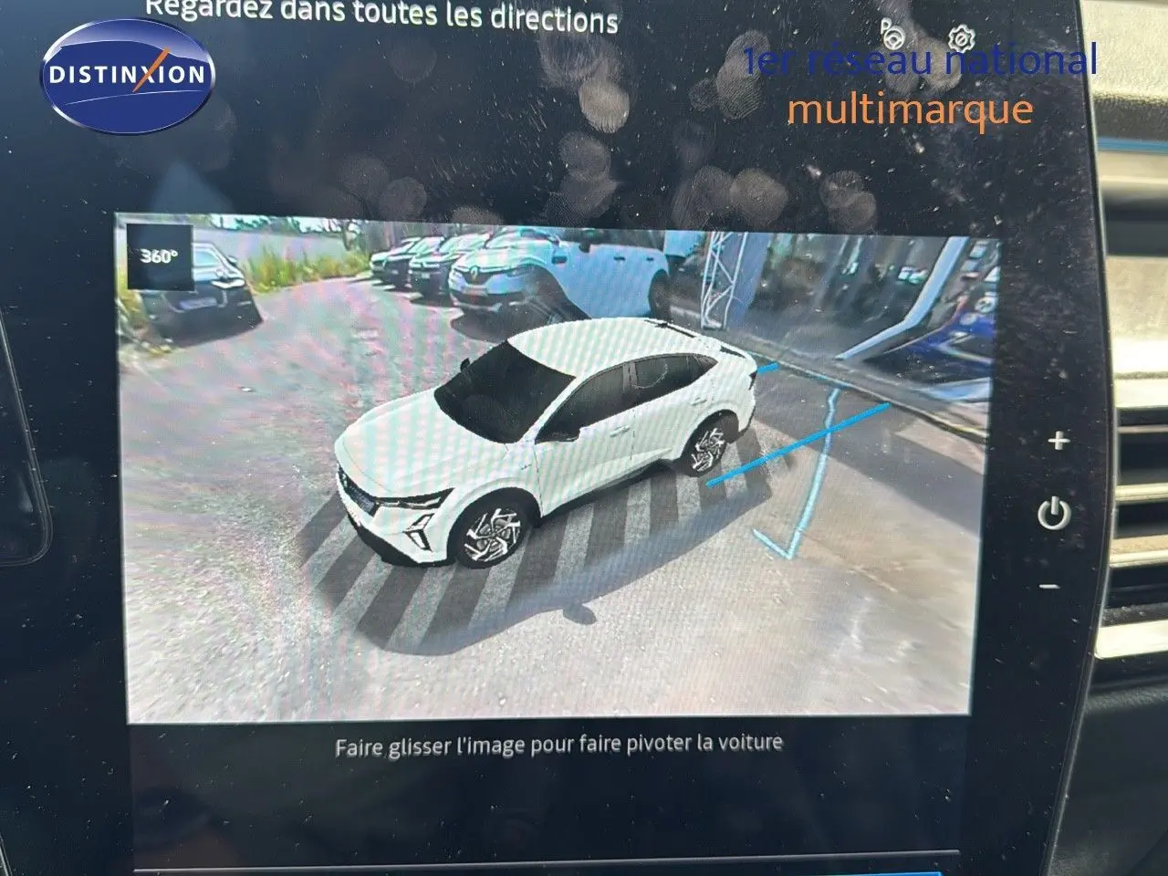 Vue 3/4 avant d'une Renault Rafale blanche satin avec toit noir affichée sur l'écran de caméra 360° intérieure.