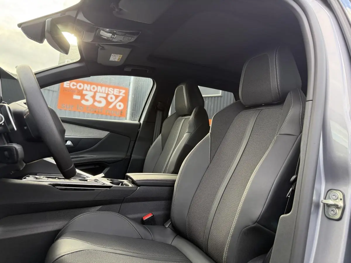 Intérieur côté conducteur du Peugeot 3008 Hybrid 2023 gris, sièges Mi-TEP/tissu Belomka et toit ouvrant panoramique visible