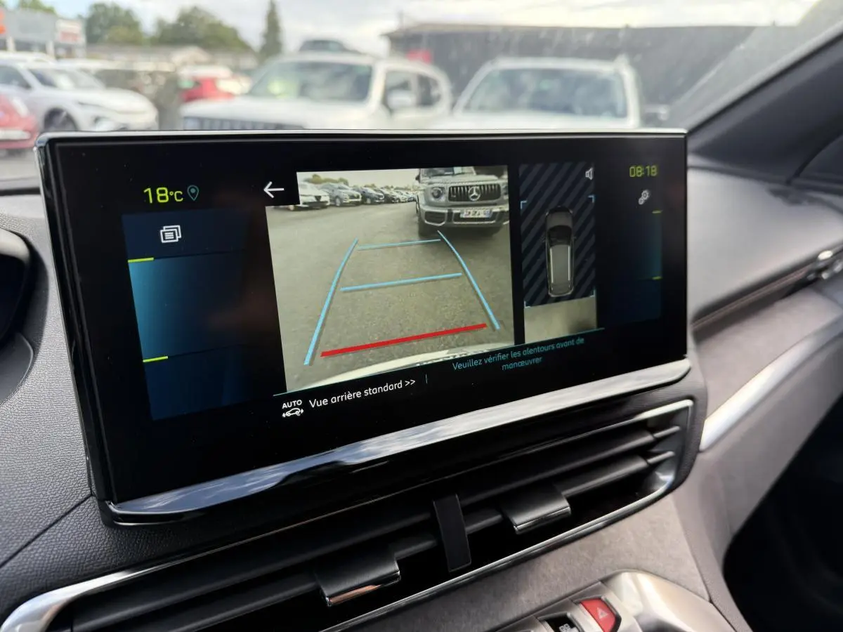 Écran tactile du tableau de bord du Peugeot 3008 Hybrid 2023 montrant la caméra de recul et l'affichage 360° intérieur.