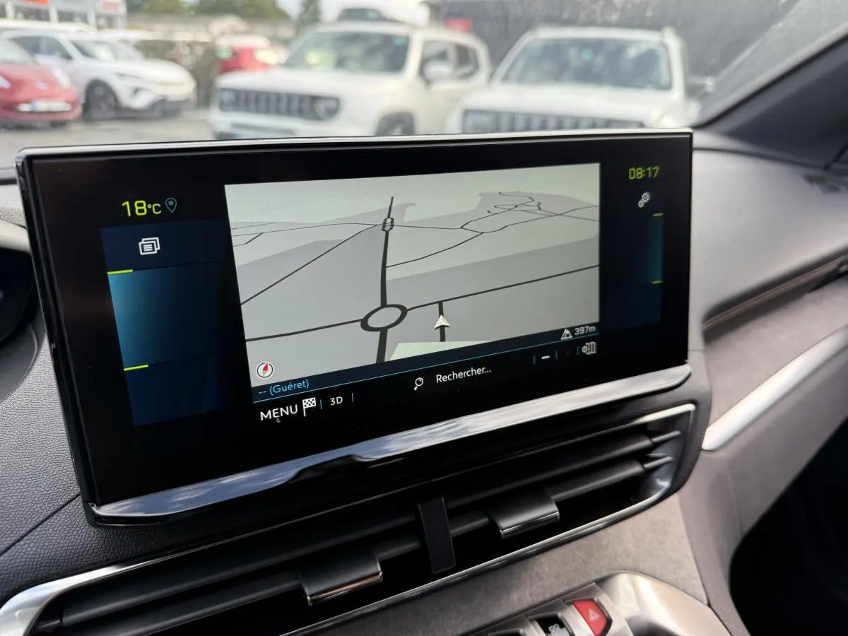 Écran tactile 10 pouces du système de navigation Peugeot 3008 Hybrid 2023, intérieur gris et noir.