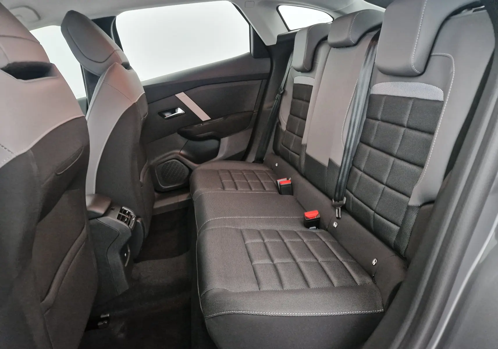 Vue intérieure côté droit des sièges arrière gris foncé du Citroën C4 1.2 Hybrid 136 Business Edition 2025.