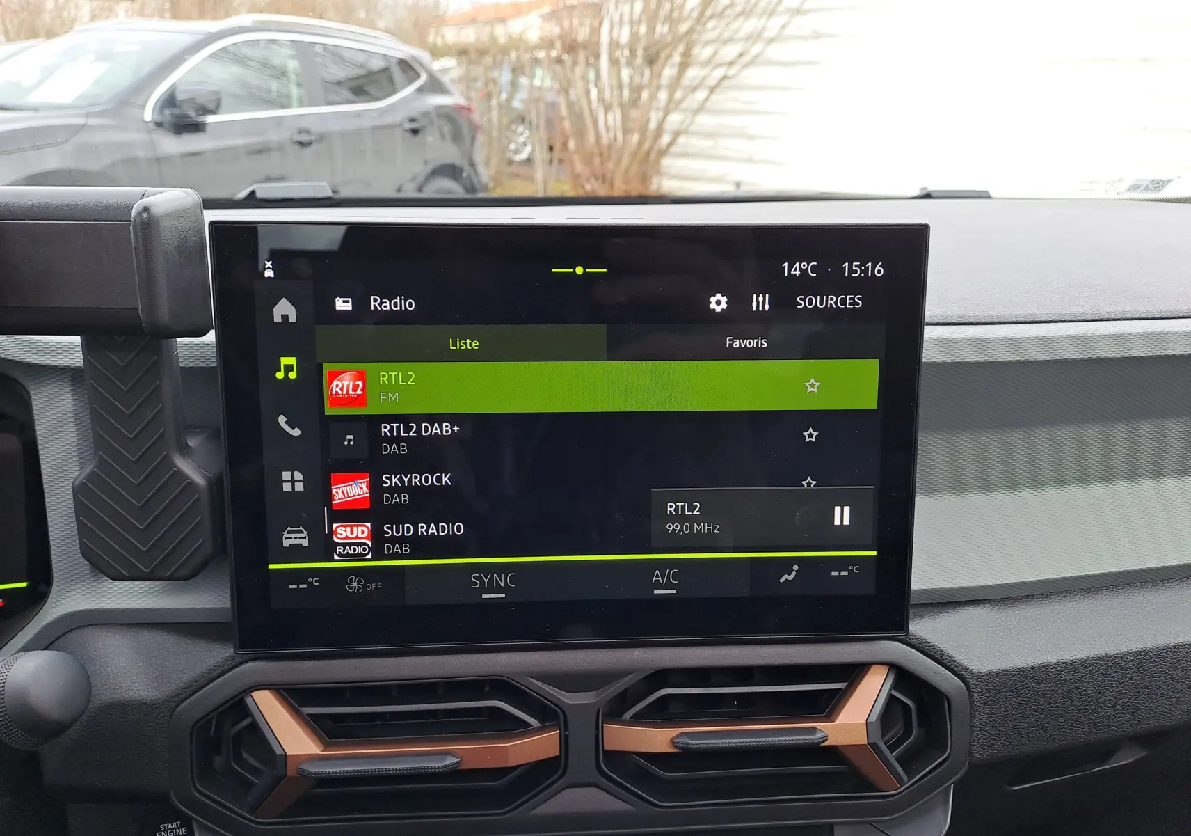 Vue intérieure centrée sur l’écran multimédia du Dacia Bigster 2025, avec tableau de bord noir et aérateurs bronze.