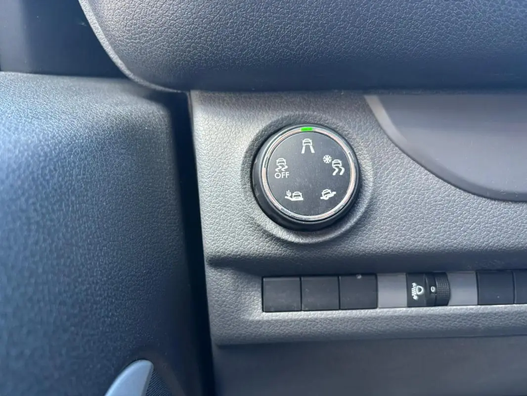 Gros plan sur le bouton de sélection des modes de conduite du Peugeot Expert Fourgon blanc, tableau de bord noir.