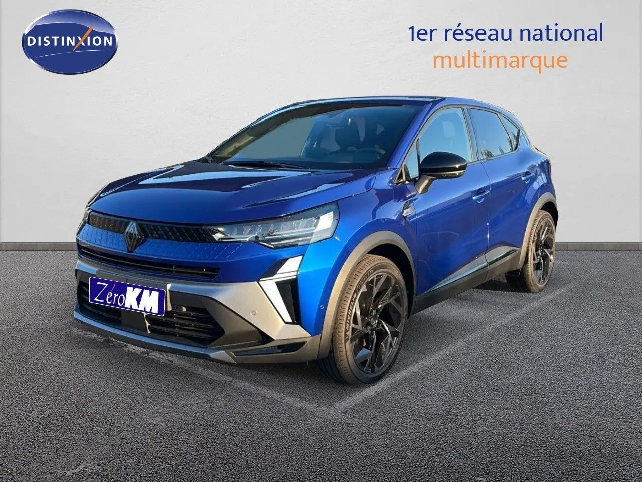 Renault Captur E-Tech hybride bleu Iron Metal en 3/4 avant droit avec jantes noires et calandre moderne.