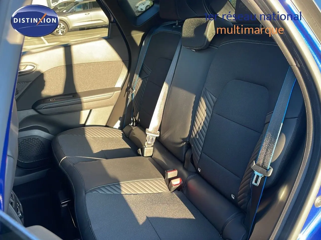 Vue latérale côté droit des sièges arrière en tissu noir du Renault Captur E-Tech Hybrid 2025 bleu Iron Metal.