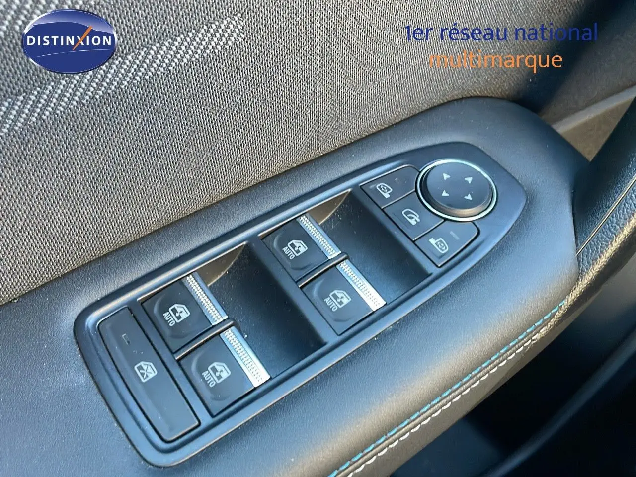 Gros plan sur les commandes des vitres et rétroviseurs côté conducteur du Renault Captur E-Tech Hybrid bleu Iron Metal 2025.