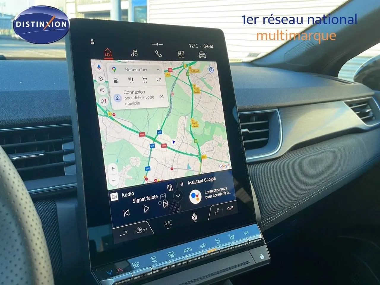 Vue rapprochée de l'écran tactile central du tableau de bord du Renault Captur E-Tech Hybrid 2025, affichant la navigation GPS.