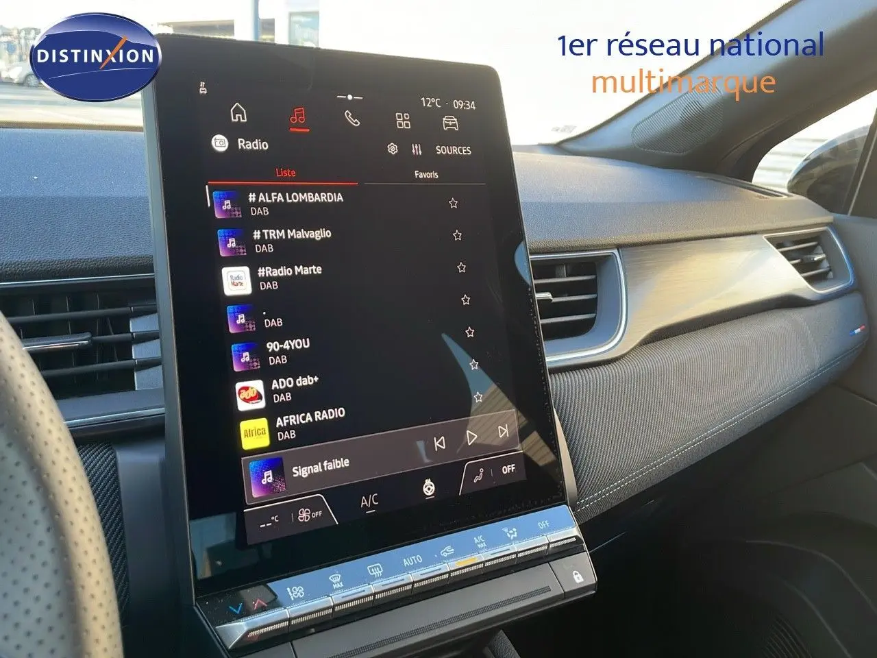 Vue intérieure du tableau de bord du Renault Captur E-Tech hybride 2025, avec écran tactile central et finitions grises.