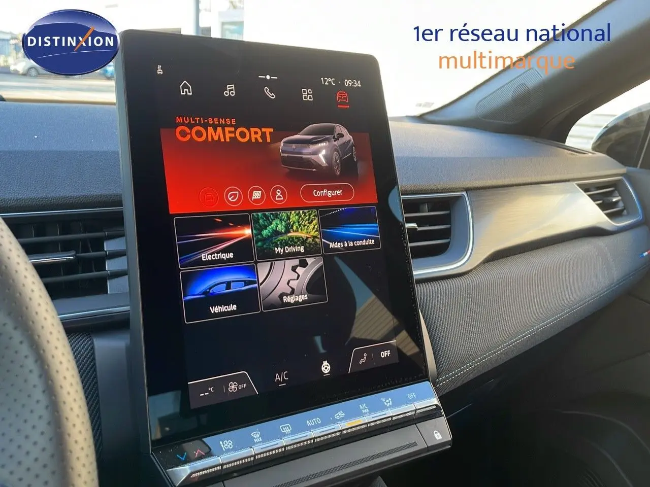 Vue intérieure du tableau de bord du Renault Captur E-Tech Hybrid 2025 avec écran tactile central vertical et finition tissu gris.