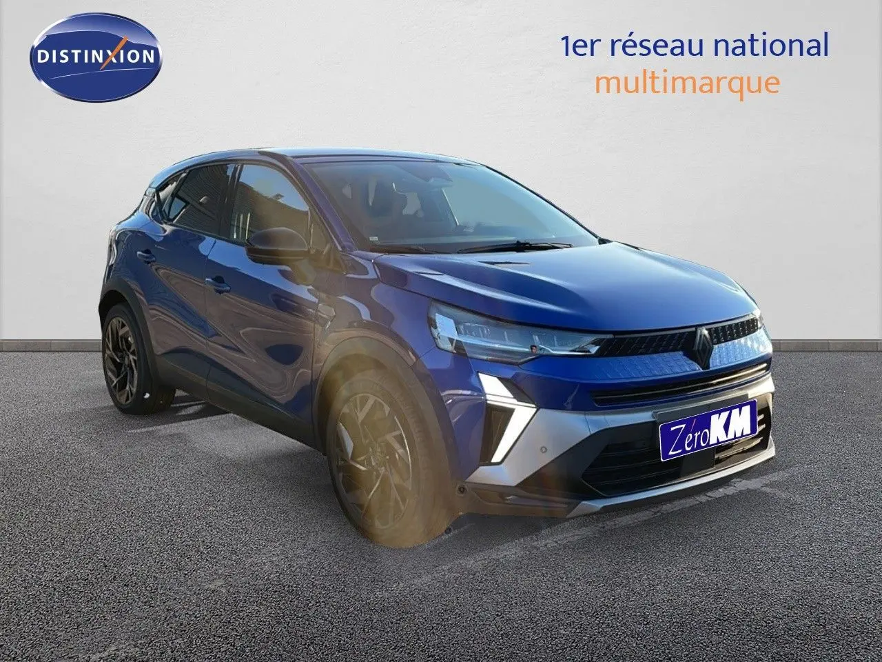 Renault Captur E-Tech hybride bleu Iron Metal vu en 3/4 avant droit avec jantes noires et calandre moderne.