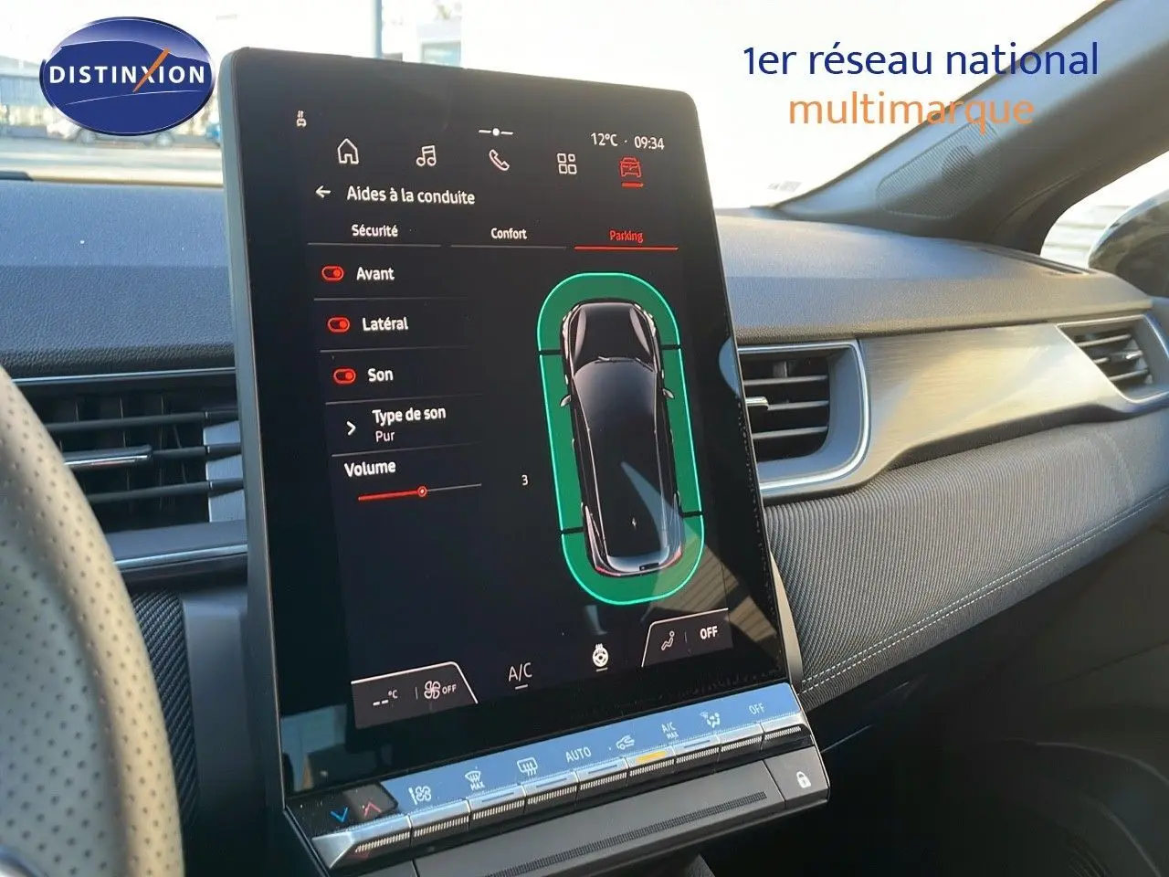 Vue rapprochée de l'écran tactile central du tableau de bord du Renault Captur E-Tech hybride 2025, affichant les aides à la conduite.