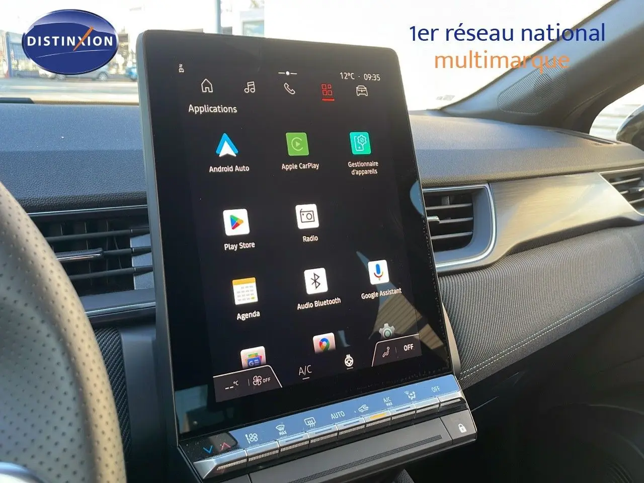 Écran tactile central vertical avec applications connectées dans l'habitacle moderne du Renault Captur 2025.