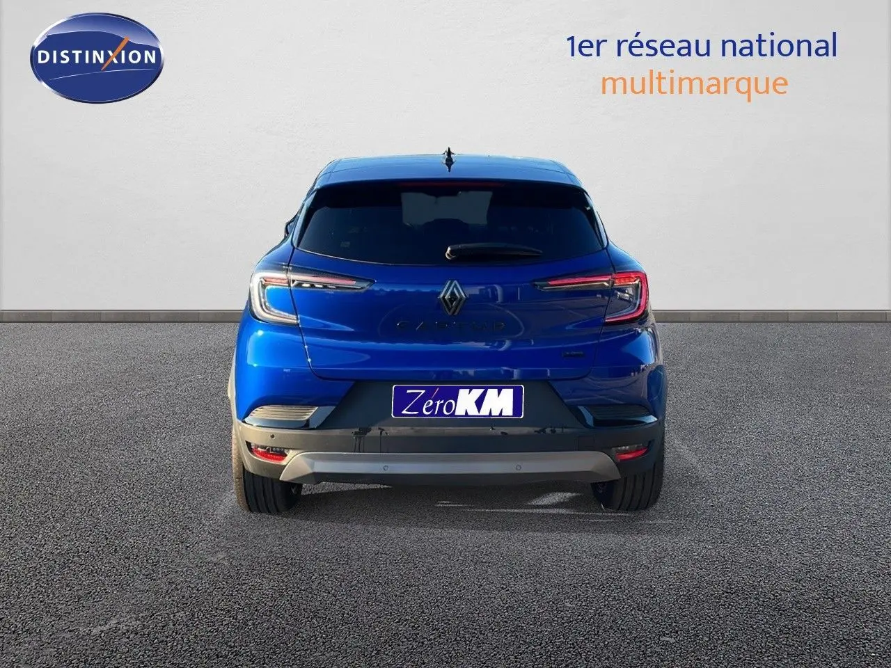 Vue arrière du Renault Captur E-Tech hybride bleu Iron Metal 2025 avec feux LED et plaque Zero KM visible.