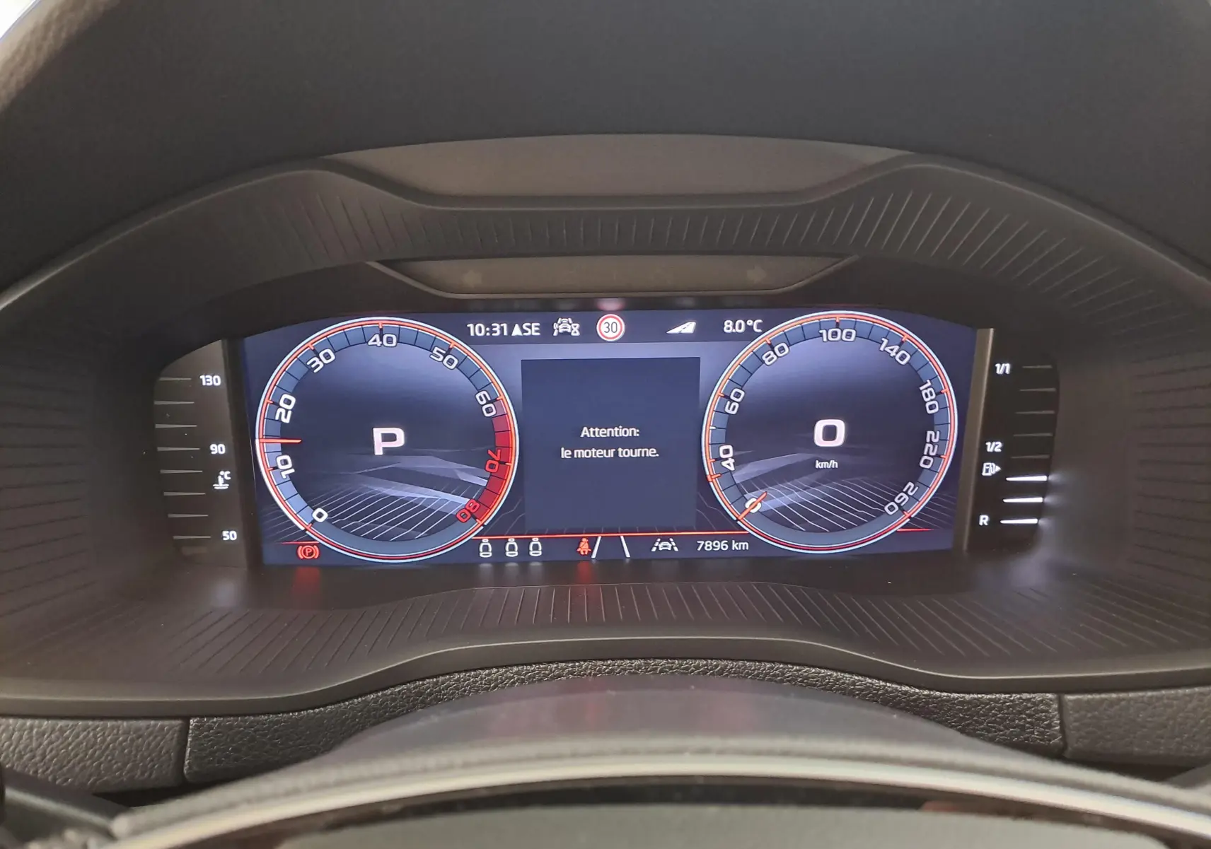 Tableau de bord numérique du Skoda Karoq 1.5 TSI 150 DSG7 Sportline affichant la vitesse et le régime moteur.