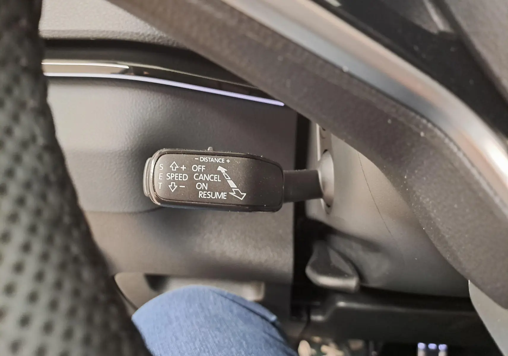 Gros plan sur la commande de régulateur de vitesse du SKODA KAROQ 2025, finition Sportline, intérieur noir.