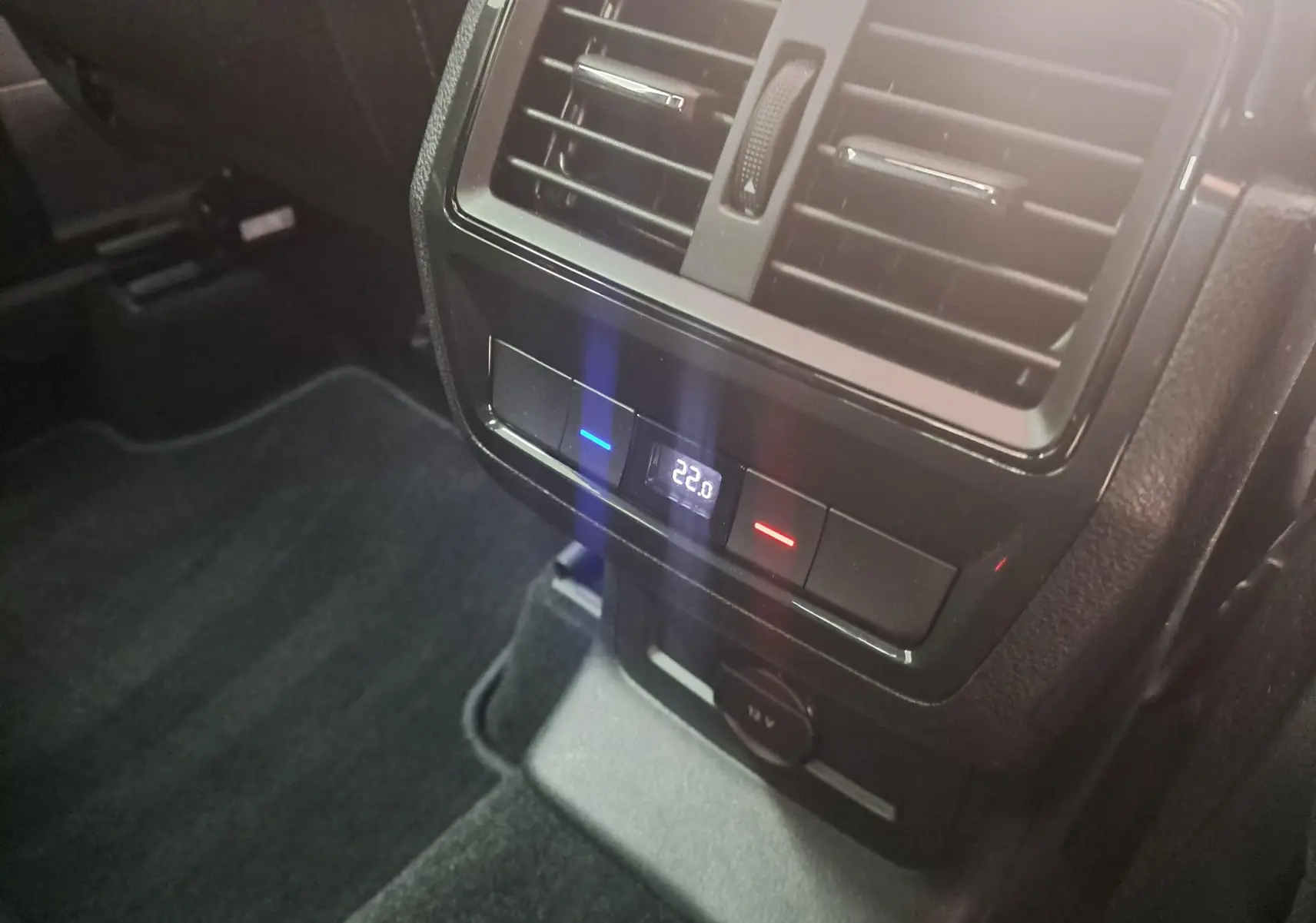 Détail de la commande de climatisation arrière avec écran digital à 22°C dans un Skoda Karoq Bleu RS 2025.
