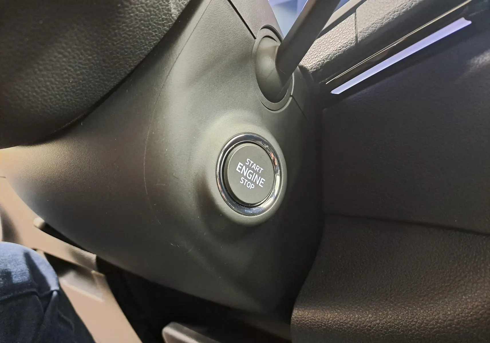 Bouton Start Engine Stop en gros plan sur le tableau de bord noir du Skoda Karoq 2025 finition Sportline.