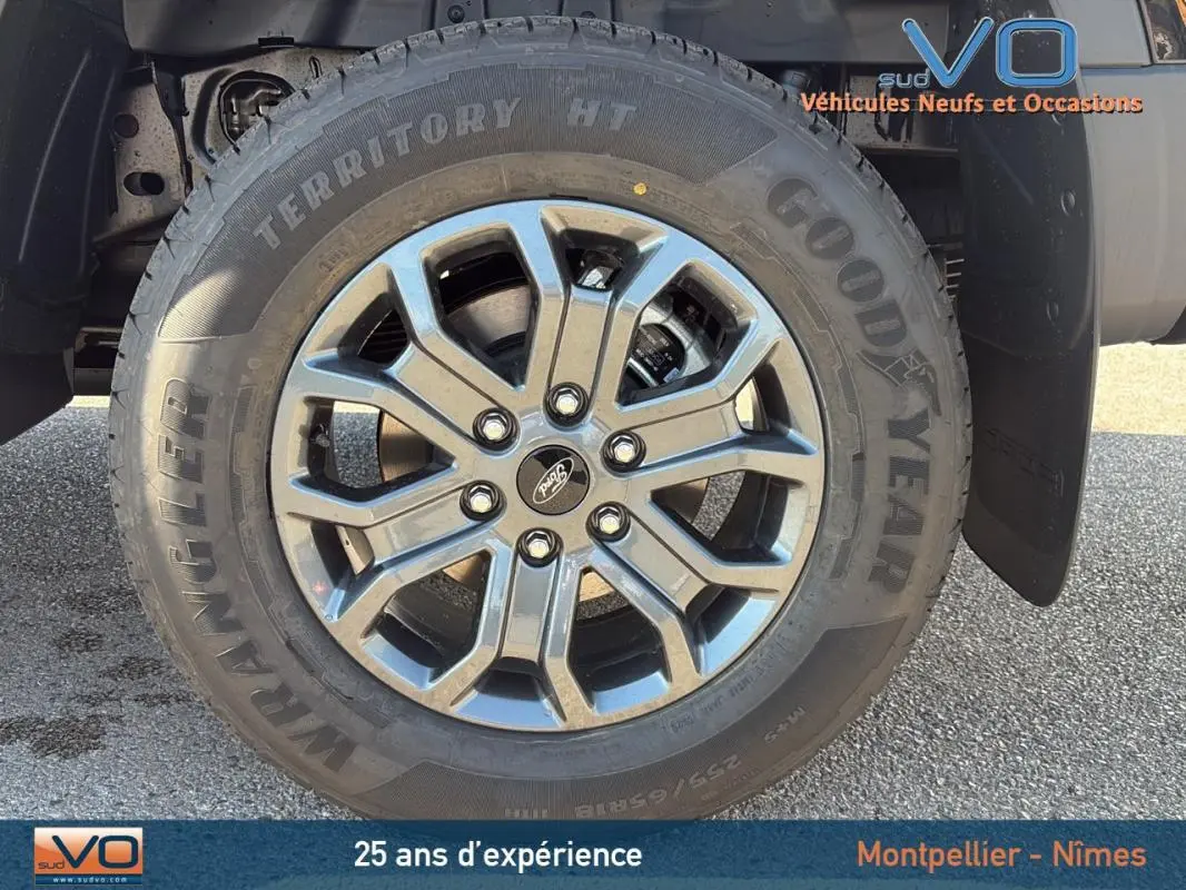 Gros plan sur la jante alliage 18 pouces et pneu Goodyear du Ford Ranger noir 2025, version Wildtrak.