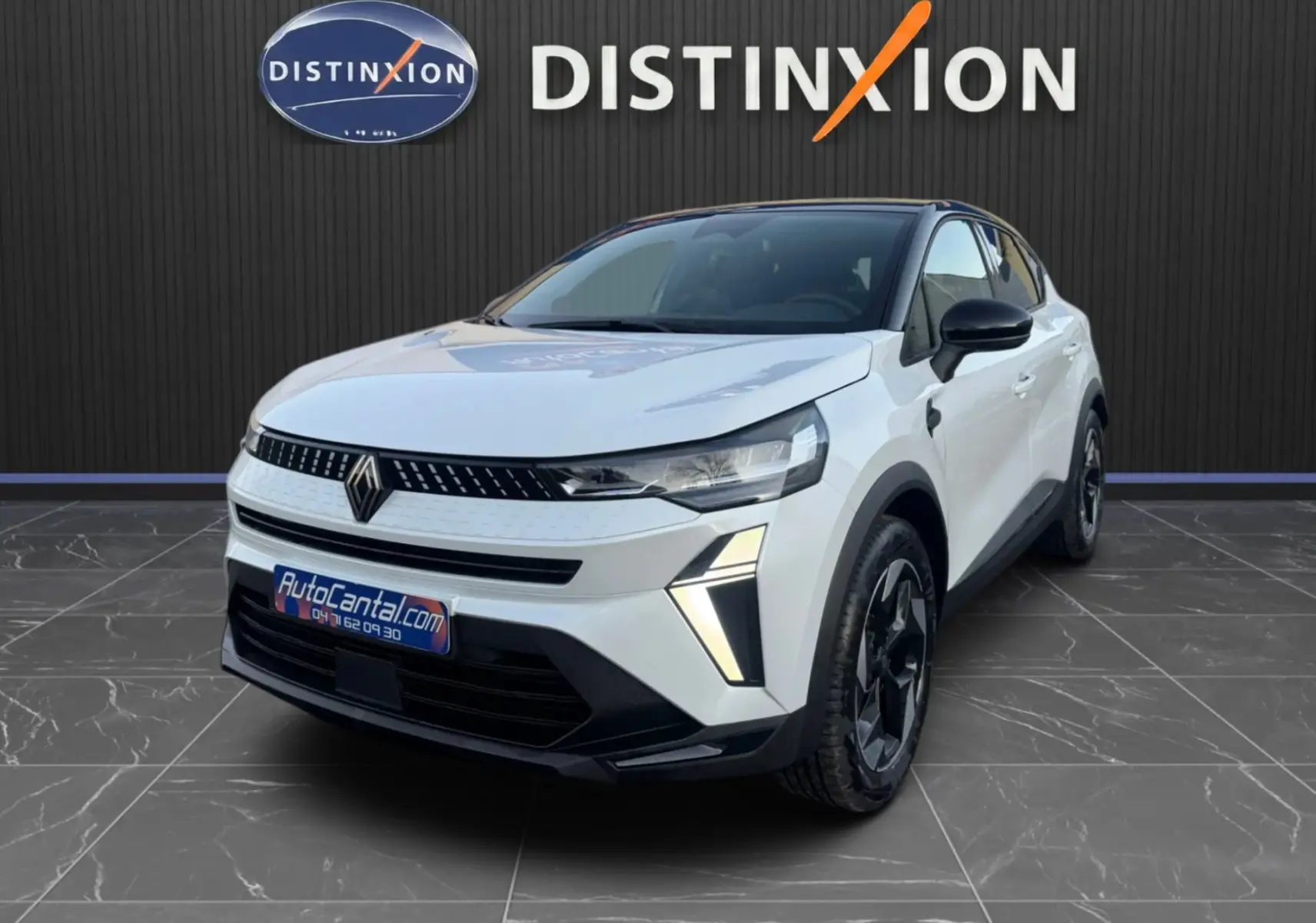 Renault Captur E-Tech blanc nacré toit noir en 3/4 avant droit, avec signature lumineuse LED distinctive.