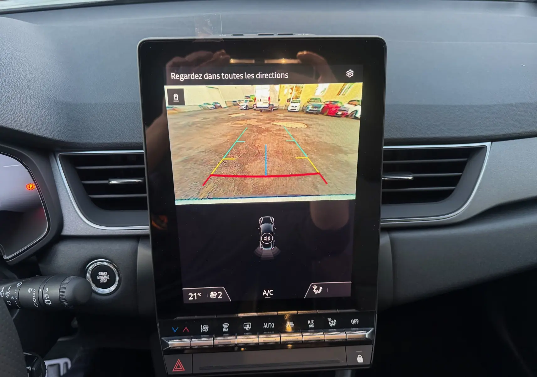 Vue intérieure du tableau de bord du Renault Captur E-Tech 2025, écran central affichant la caméra de recul.