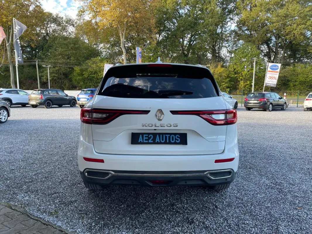Vue arrière d'un Renault Koleos blanc 2019 avec feux LED et double sortie d'échappement intégrée.