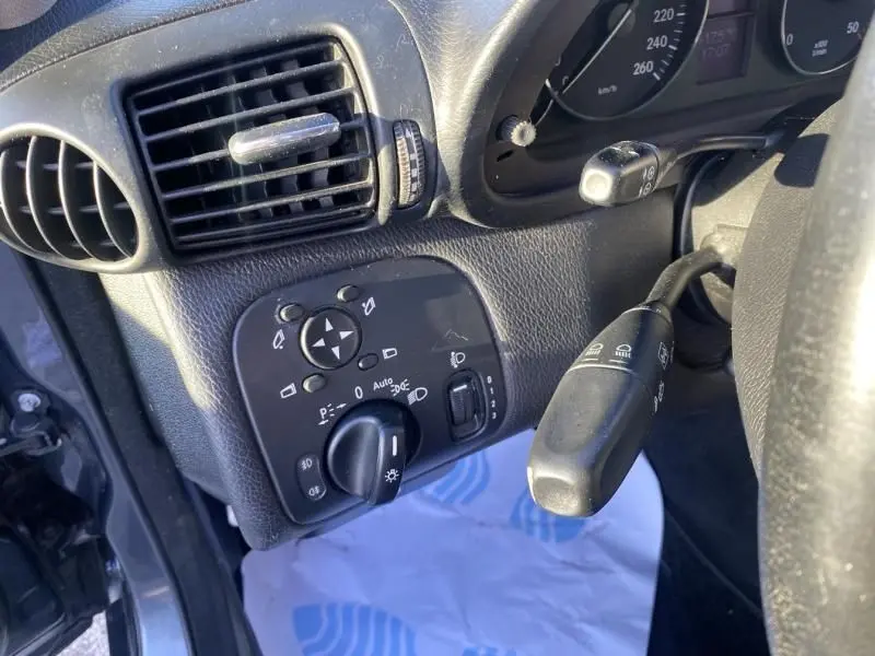 Vue rapprochée du tableau de bord côté gauche d'une Mercedes Classe C Coupé Sport 220 CDI gris foncé de 2008.