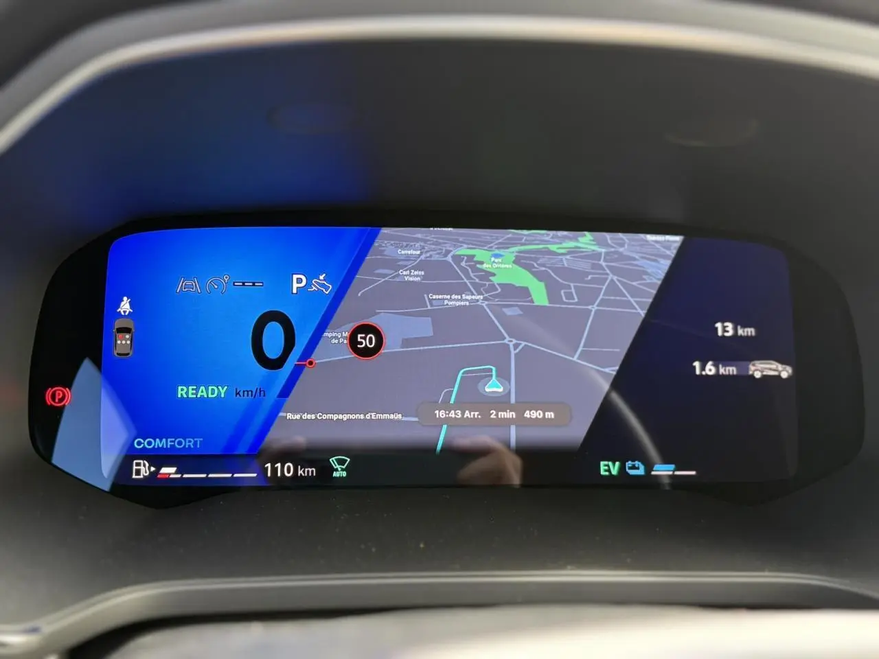 Tableau de bord numérique du Renault Symbioz E-Tech 2025 affichant navigation et indicateurs en mode confort.