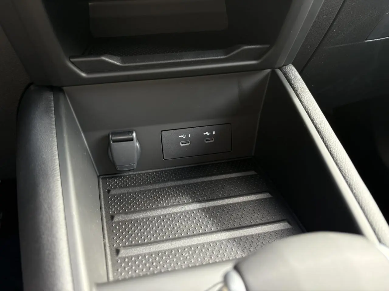Gros plan sur la console centrale noire du Renault Symbioz avec deux ports USB-C et prise 12V intégrés.