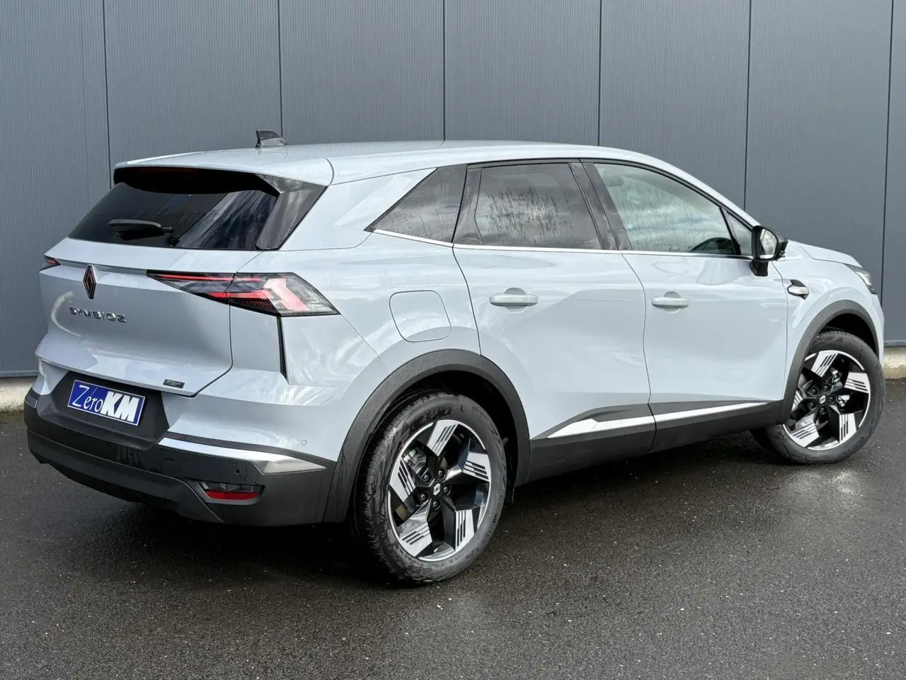 Vue 3/4 arrière droite d'une Renault SYMBIOZ gris Rafale avec jantes 18 pouces et vitres surteintées.