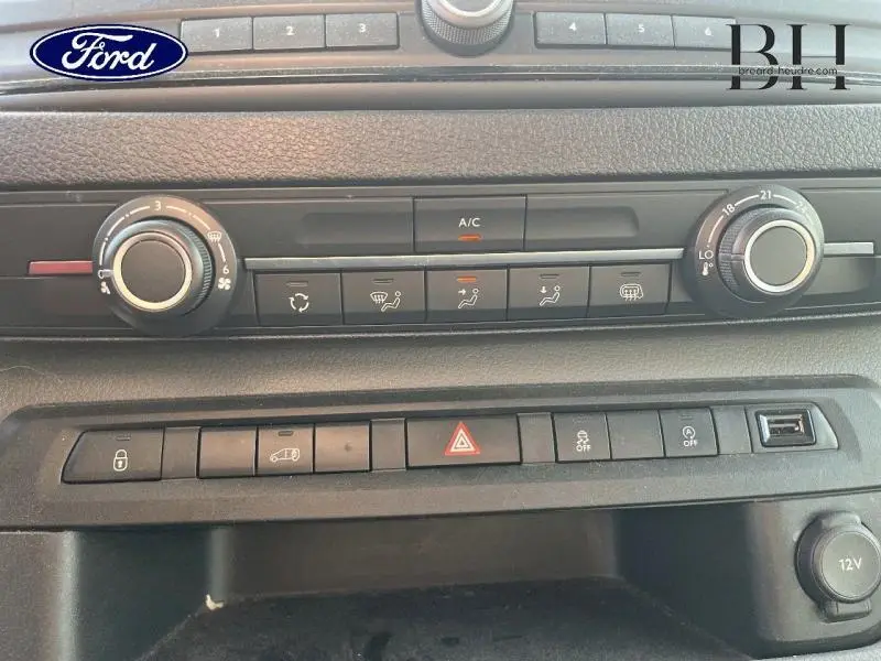 Panneau de commandes de climatisation et boutons centraux du Peugeot Expert Fourgon blanc Banquise, vue rapprochée intérieure.