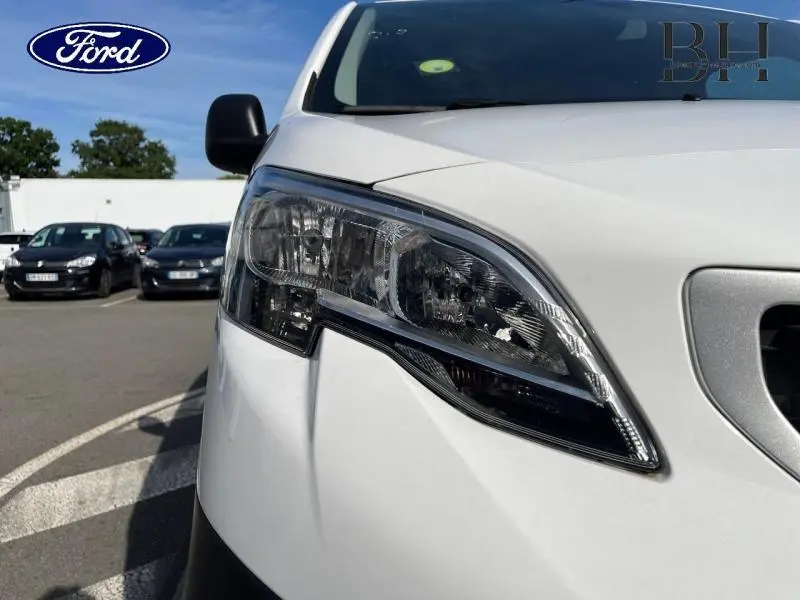 Gros plan sur le phare avant gauche du Peugeot Expert Fourgon blanc Banquise, soulignant son design moderne.