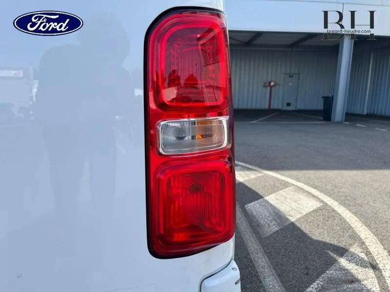 Feu arrière droit du Peugeot Expert Fourgon blanc Banquise, vue rapprochée sur le bloc lumineux arrière.