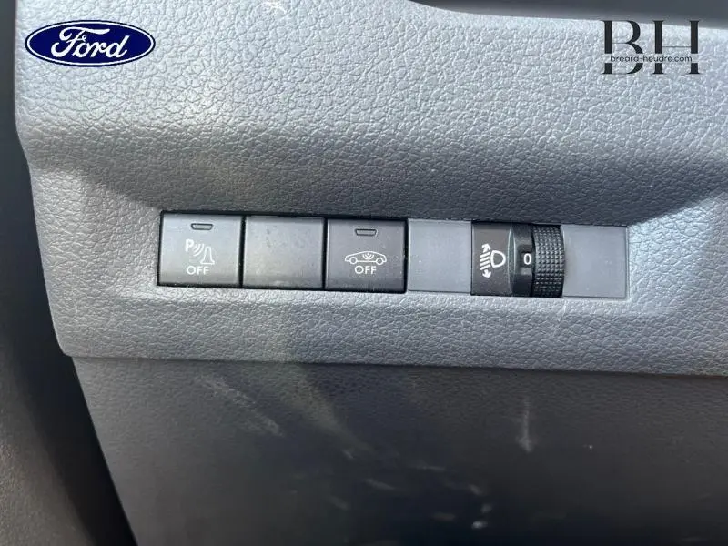 Gros plan sur les commandes de réglage des phares et aides à la conduite du Peugeot Expert Fourgon blanc Banquise 2021.