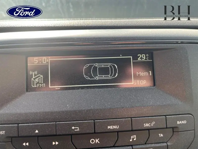 Affichage du tableau de bord du Peugeot Expert Fourgon 2021 montrant la température extérieure à 29°C et l'interface radio FM1.