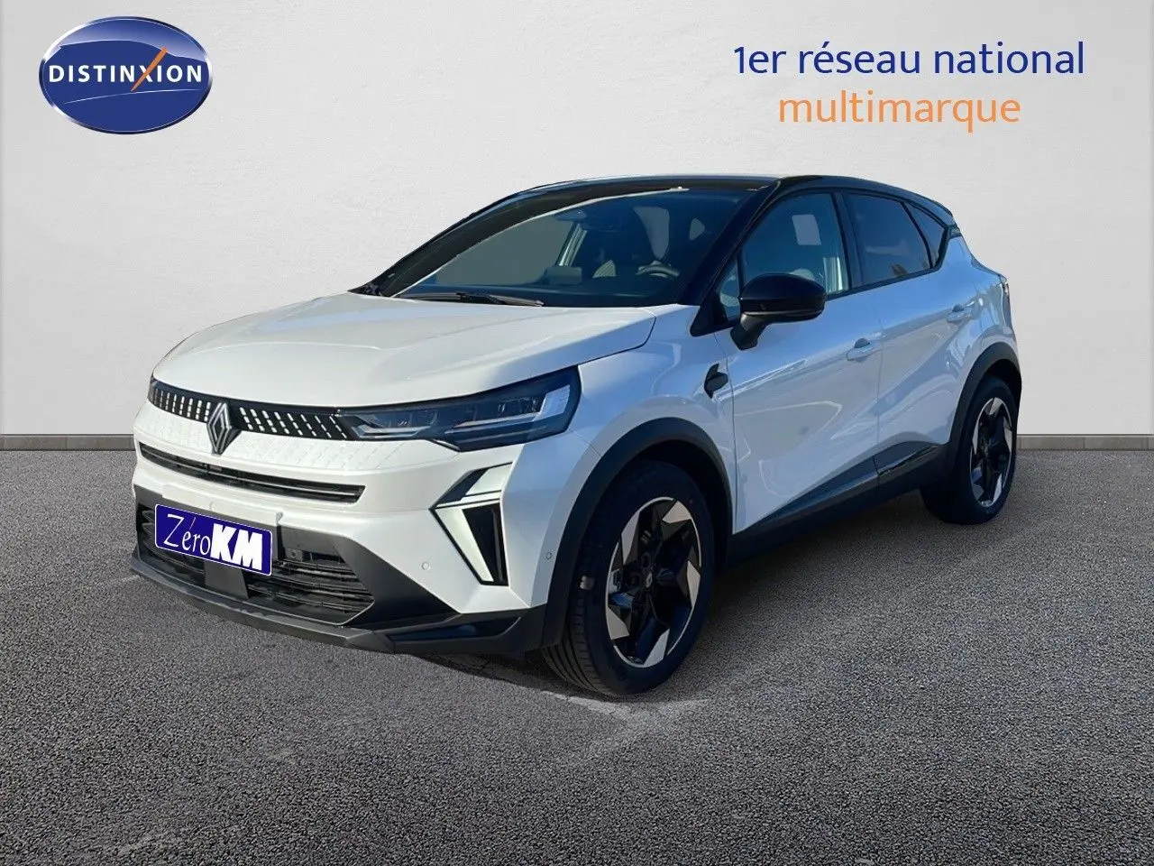 Renault Captur E-Tech hybride blanc nacré avec toit noir, vue 3/4 avant droit mettant en valeur ses feux LED et jantes noires.