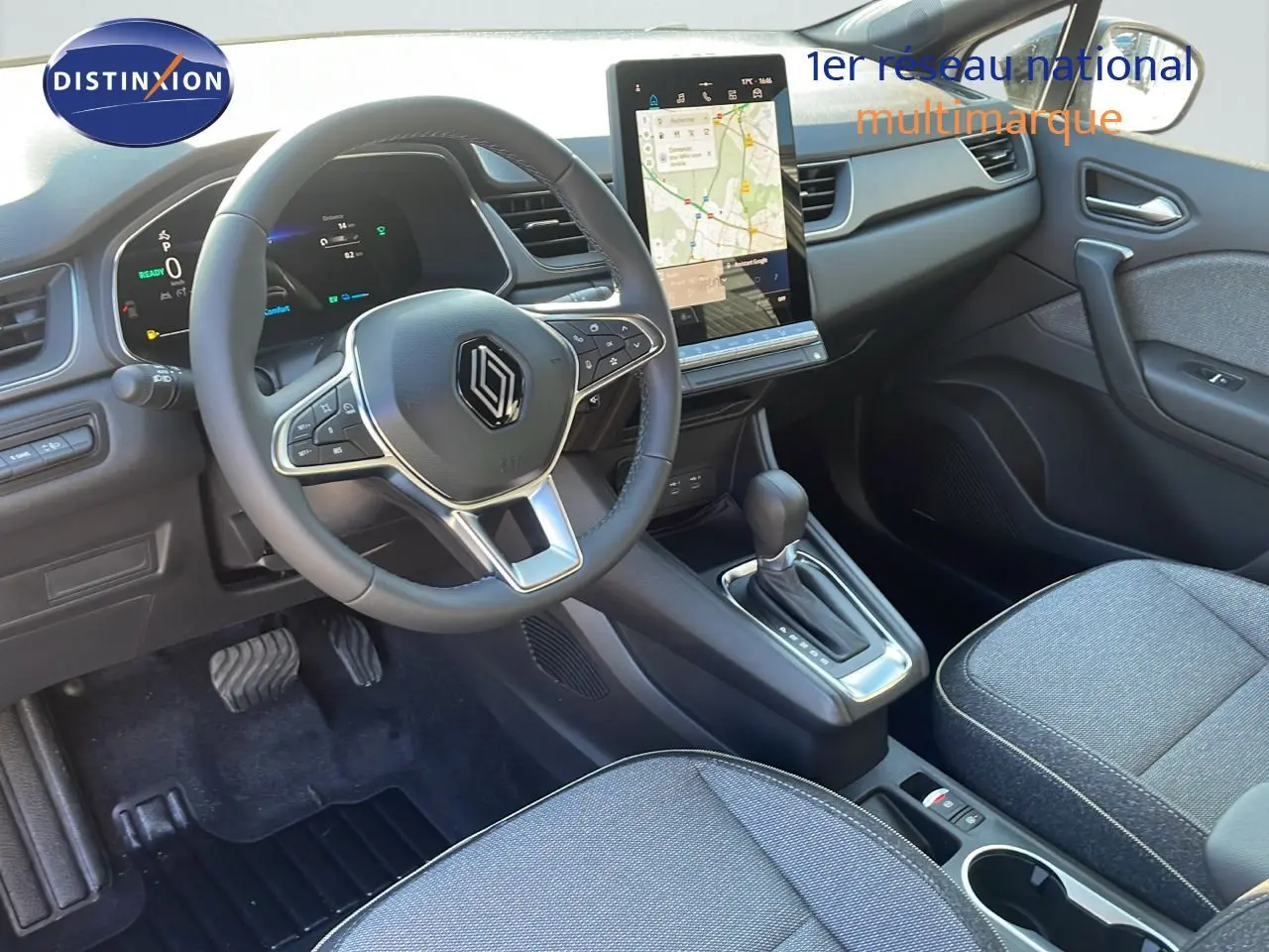 Intérieur du Renault Captur E-Tech Hybrid 2025, vue côté conducteur, tableau de bord moderne avec écran tactile vertical.