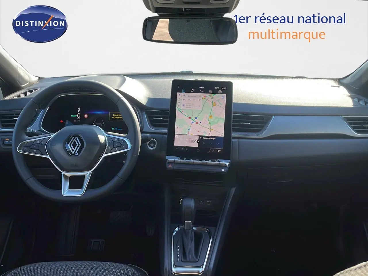 Intérieur Renault Captur E-Tech hybride 2025 vu du conducteur, tableau de bord noir avec écran tactile vertical et volant multifonction.